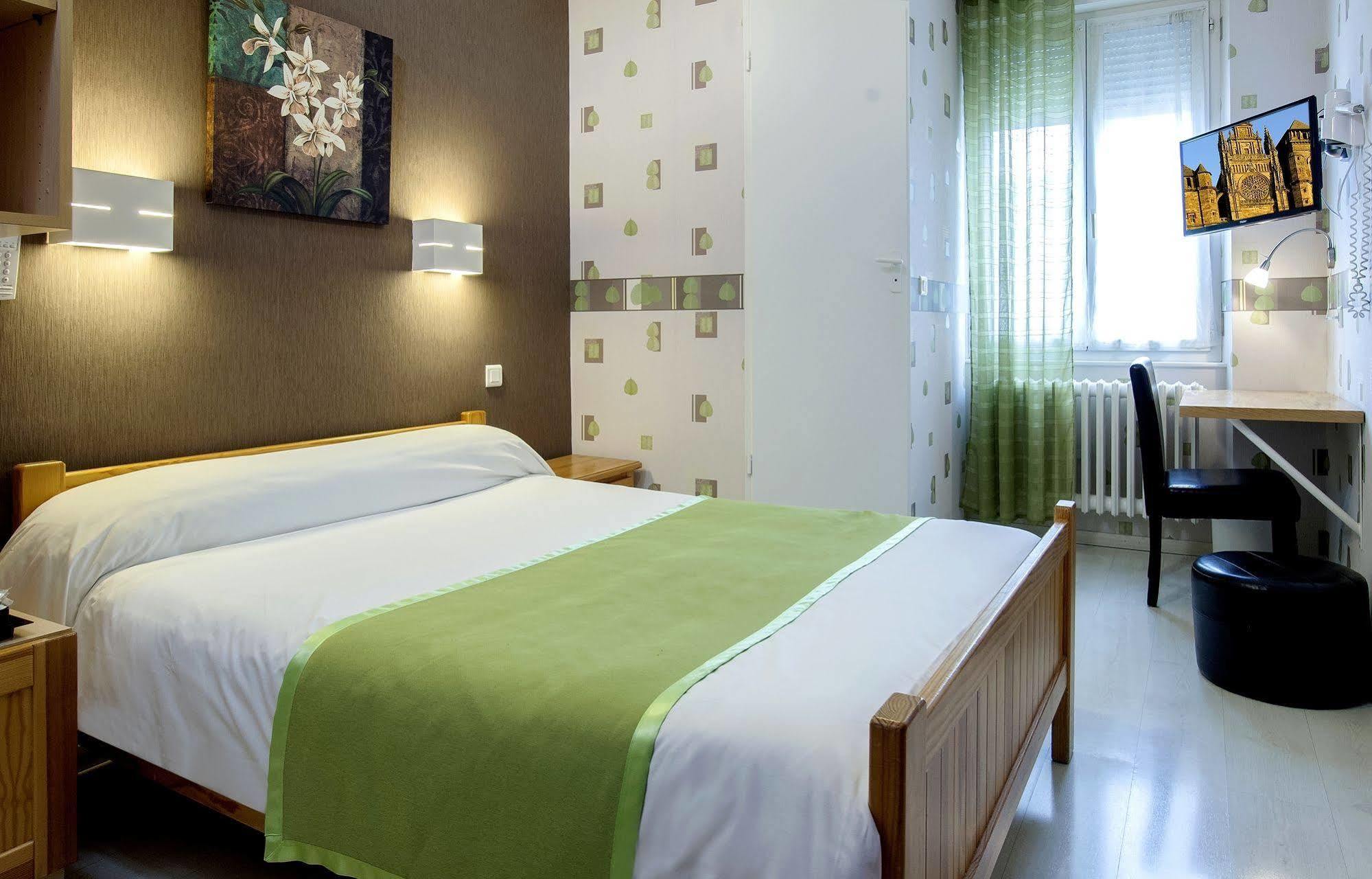 Logis Hotel Restaurant Cazes Arazat Laissac ภายนอก รูปภาพ