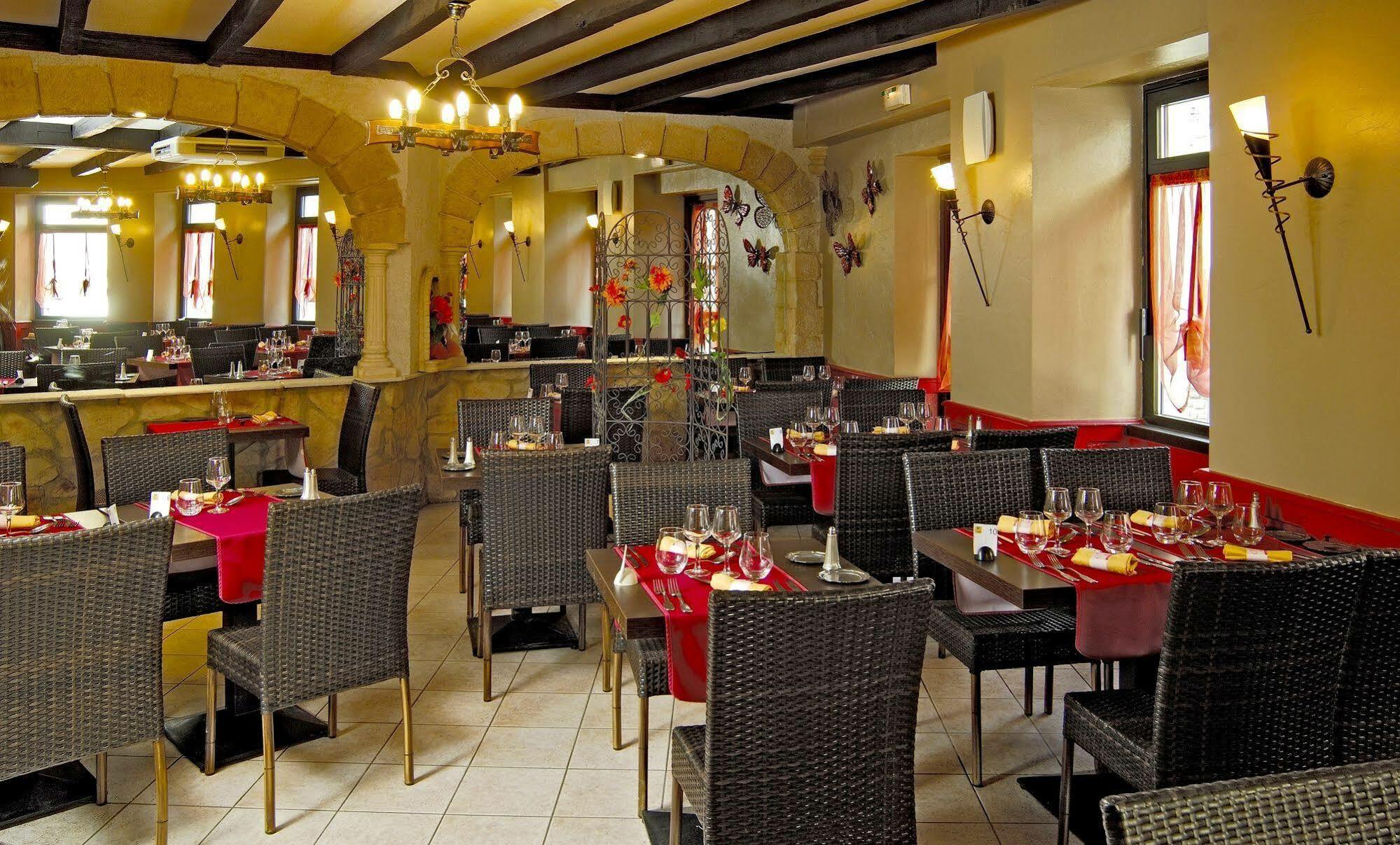 Logis Hotel Restaurant Cazes Arazat Laissac ภายนอก รูปภาพ